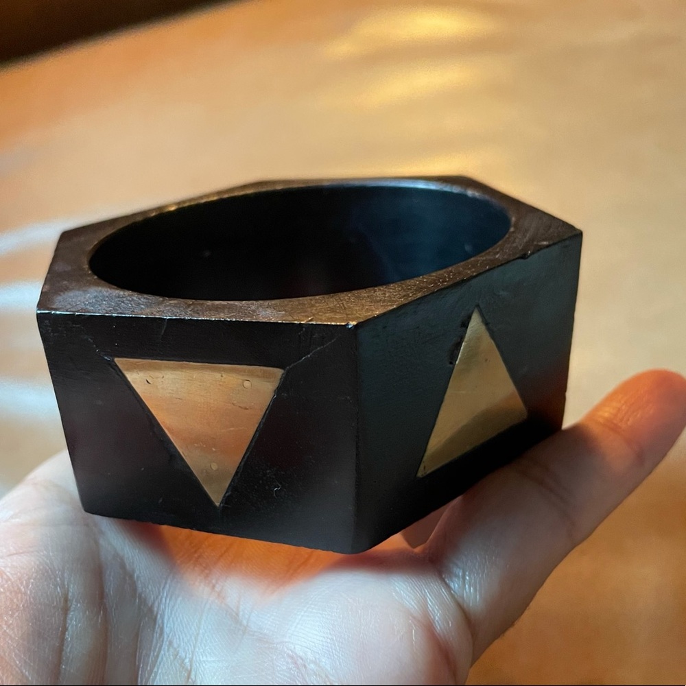 Wood bangle bracelet w triangle design inlay